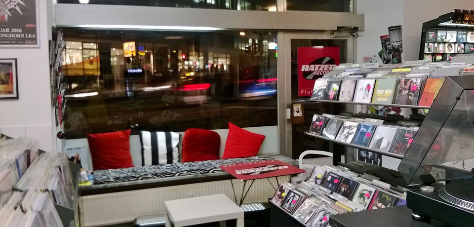 Regale mit Platten im Gastraum des im Ratzer Records Plattencafé