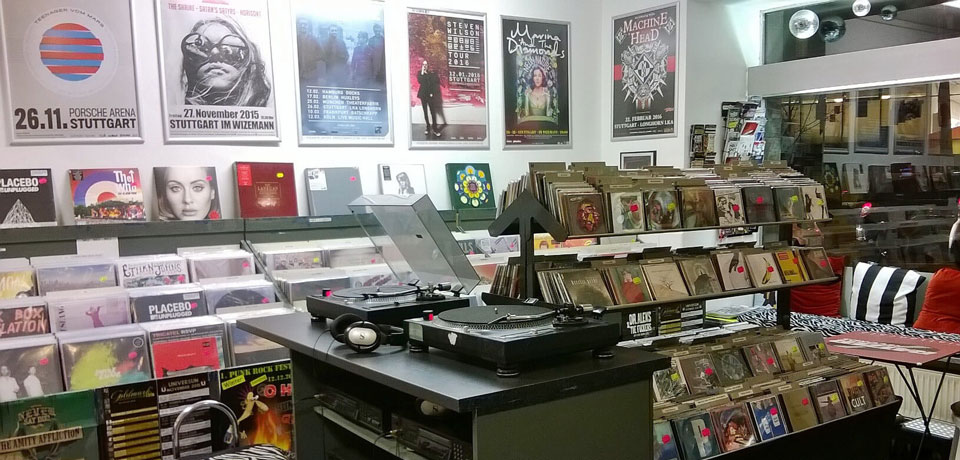 Regale mit CDs im Ratzer Records Plattencafé